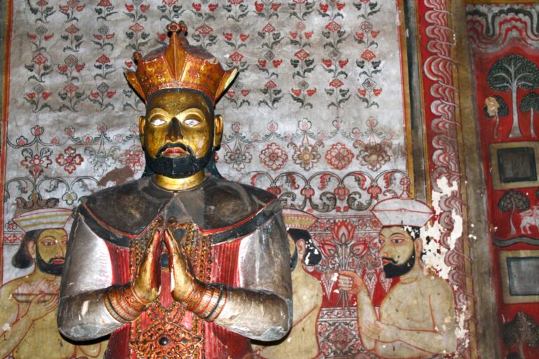 statue in Dambulla cae temple