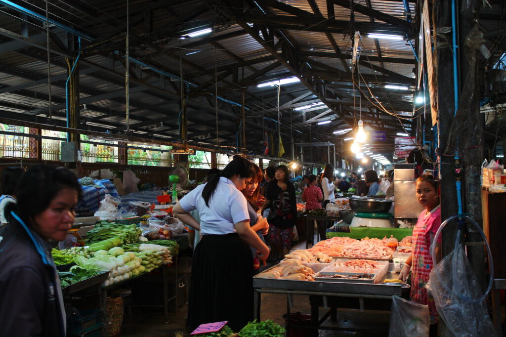 women Thai market